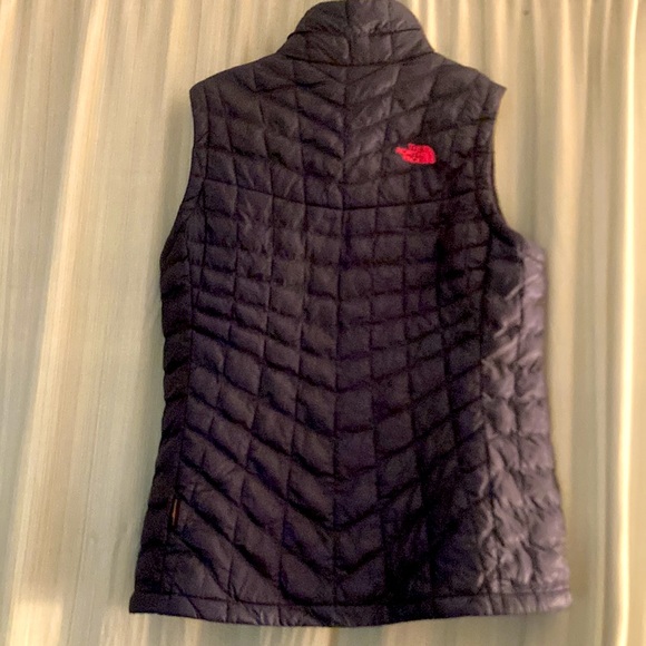 North Face lightweight down vest gently warn LIKE NEW IN GREAT CONDITION! - Picture 2 of 10